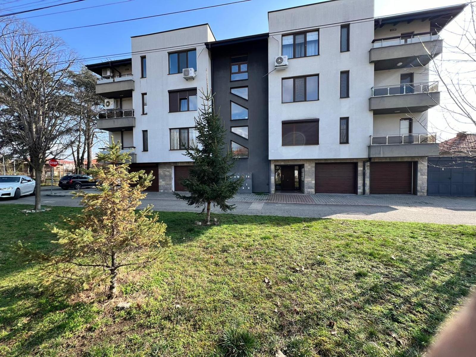 Kazanlak Large Guest House Apartment Near The Center With Full Kitchen & Dining Room, King Beds, Garden Patio, Free Parking & Self Check-In 외부 사진