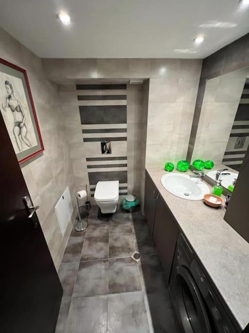 Kazanlak Large Guest House Apartment Near The Center With Full Kitchen & Dining Room, King Beds, Garden Patio, Free Parking & Self Check-In 외부 사진