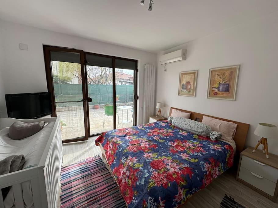 Kazanlak Large Guest House Apartment Near The Center With Full Kitchen & Dining Room, King Beds, Garden Patio, Free Parking & Self Check-In 외부 사진