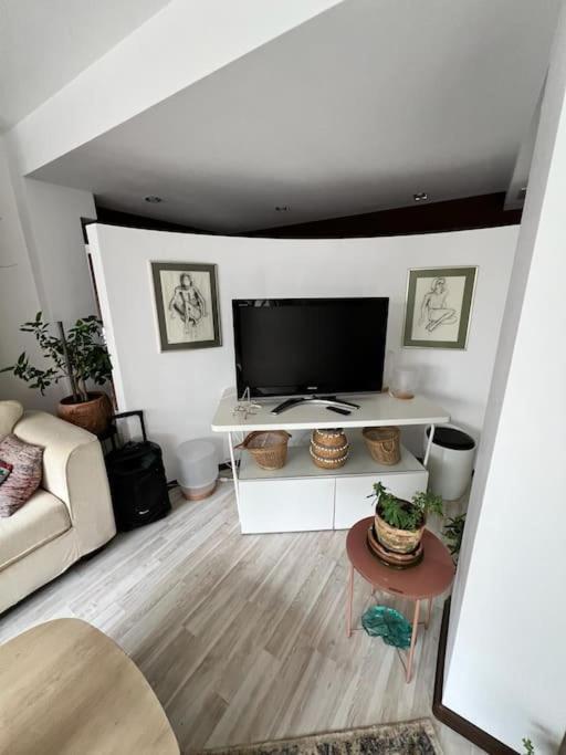 Kazanlak Large Guest House Apartment Near The Center With Full Kitchen & Dining Room, King Beds, Garden Patio, Free Parking & Self Check-In 외부 사진