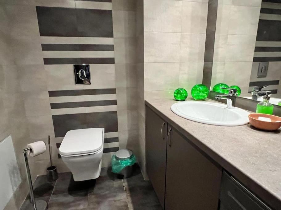 Kazanlak Large Guest House Apartment Near The Center With Full Kitchen & Dining Room, King Beds, Garden Patio, Free Parking & Self Check-In 외부 사진