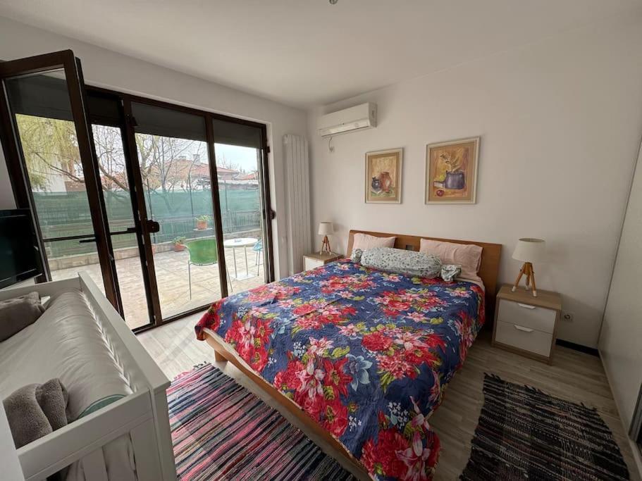 Kazanlak Large Guest House Apartment Near The Center With Full Kitchen & Dining Room, King Beds, Garden Patio, Free Parking & Self Check-In 외부 사진