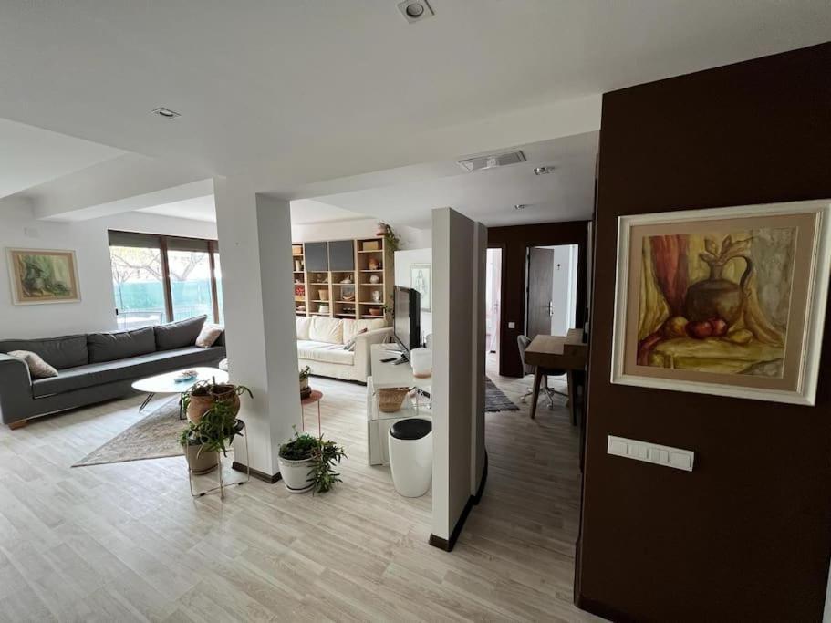Kazanlak Large Guest House Apartment Near The Center With Full Kitchen & Dining Room, King Beds, Garden Patio, Free Parking & Self Check-In 외부 사진
